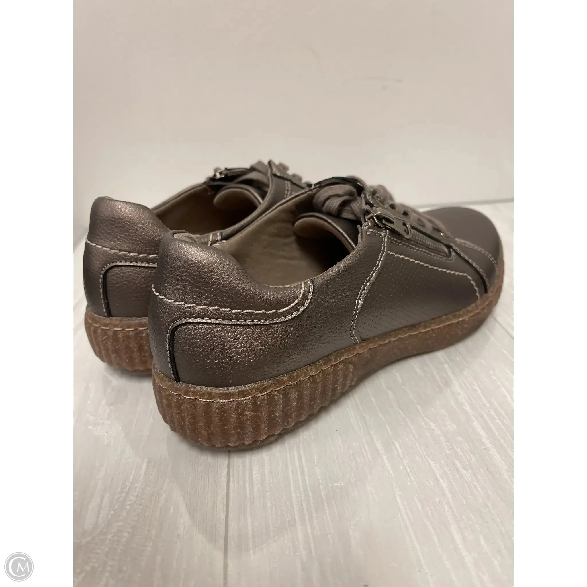 Shoes Sneakers By Clarks In Bronze, Size: 9